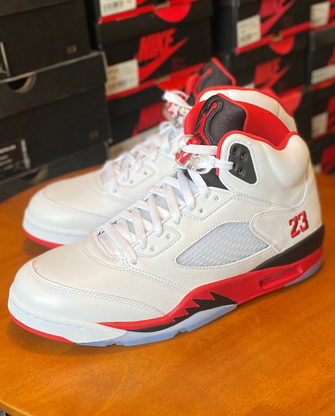 ANÁLISIS DETALLADO: Air Jordan 5 “Fire Red Black Tongue” (2025)