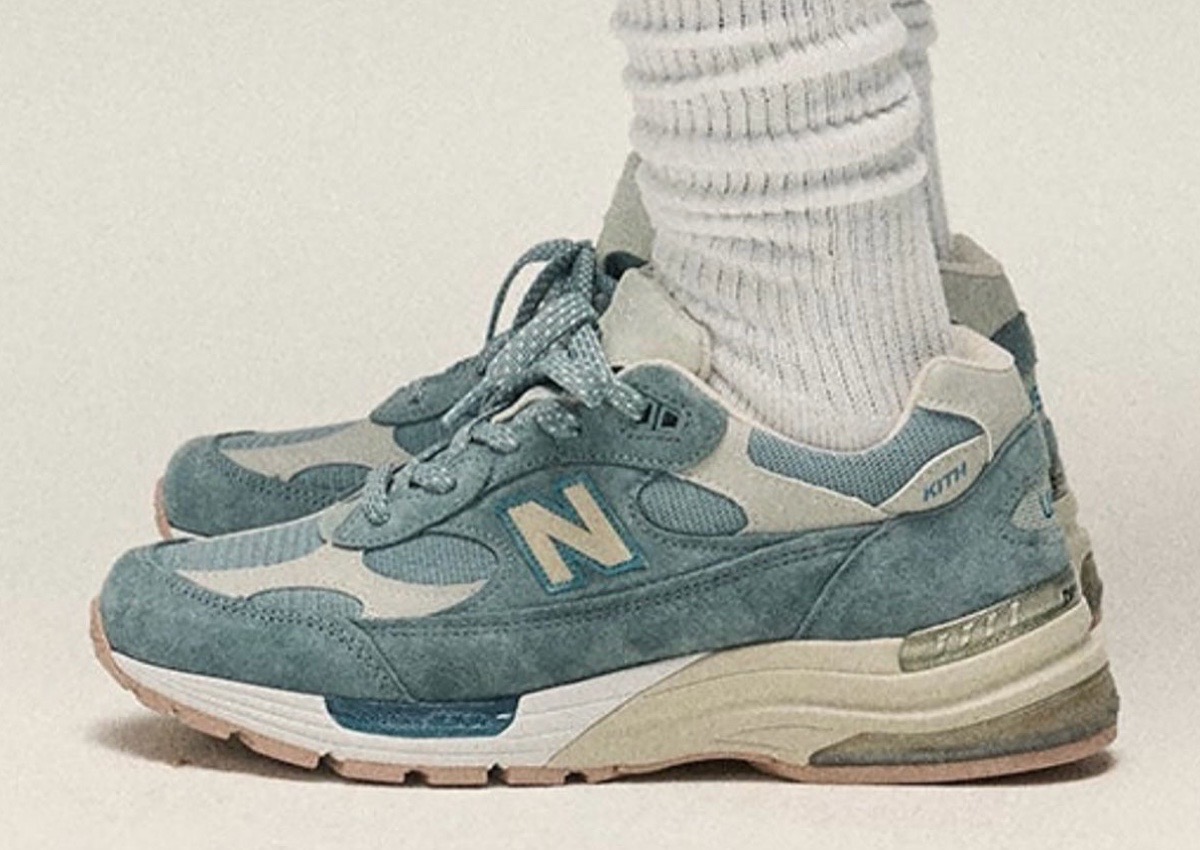 La colaboración Kith x New Balance 992 “Dusty Blue” celebra su tienda en Osaka.