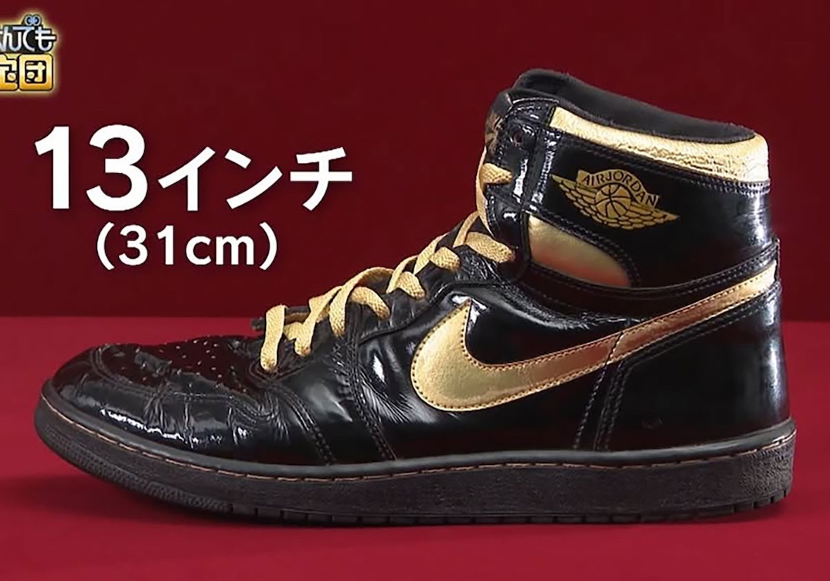 Resurge la rara muestra de 1985 de las Air Jordan 1 negras y doradas.