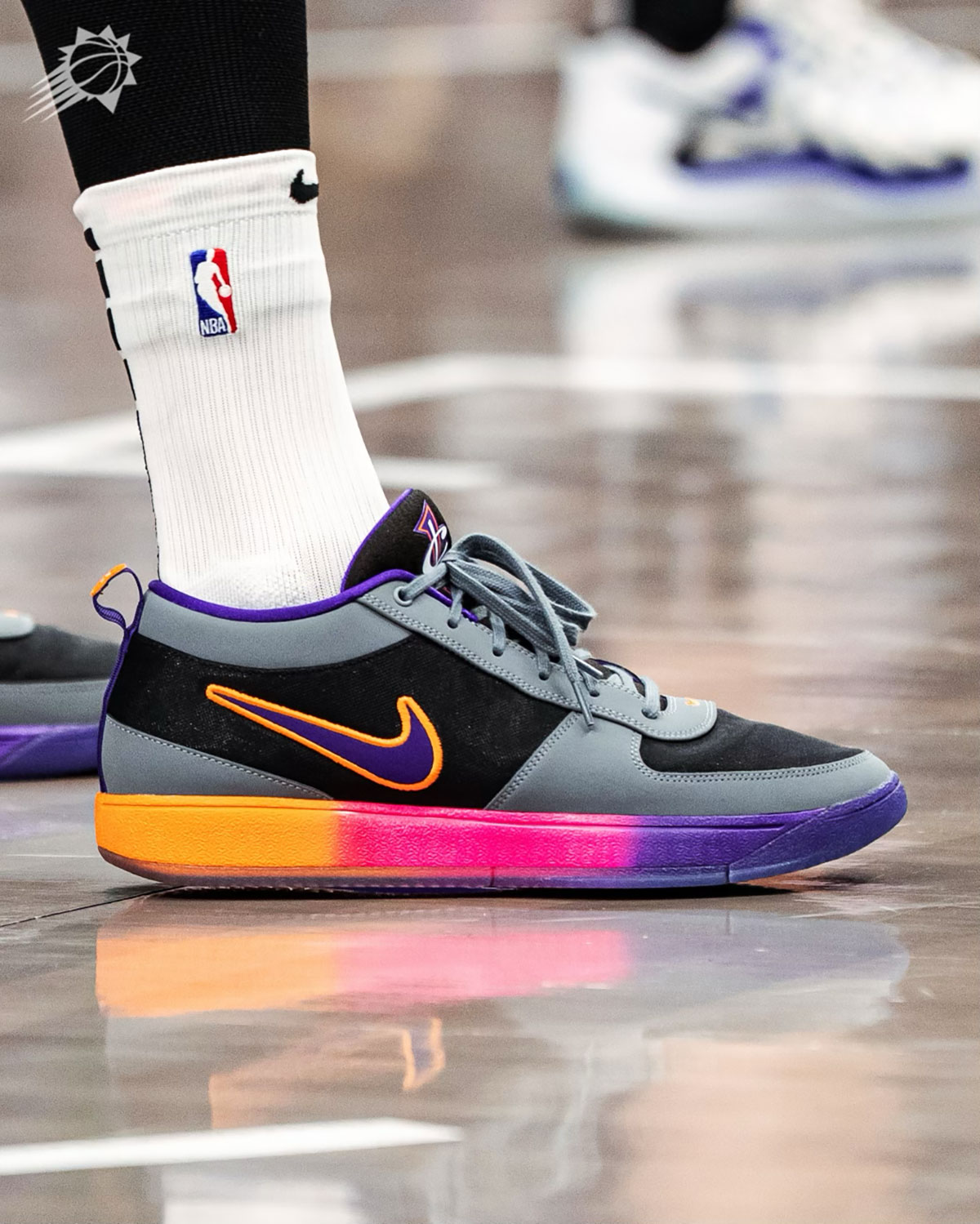 Devin Booker Honra a Otro Ex Base de los Suns con las Nike Book 1 “Penny V”