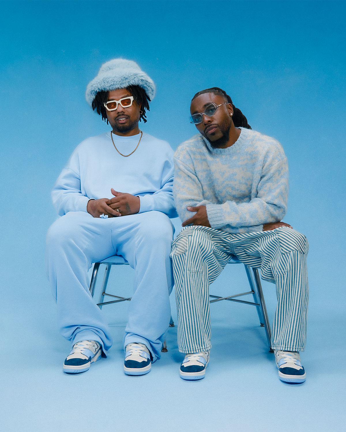 EarthGang de Atlanta presenta el paquete "Suedes Saturados" de New Balance.