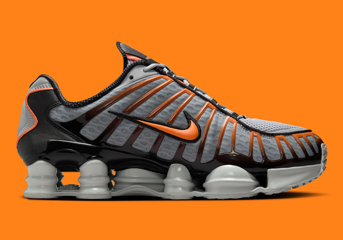 Las Nike Shox TL Expriman Acentos "Mandarina Brillante".