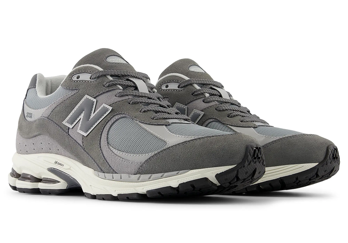 Las New Balance 2002R causan una impresión "Made in USA" en gris.