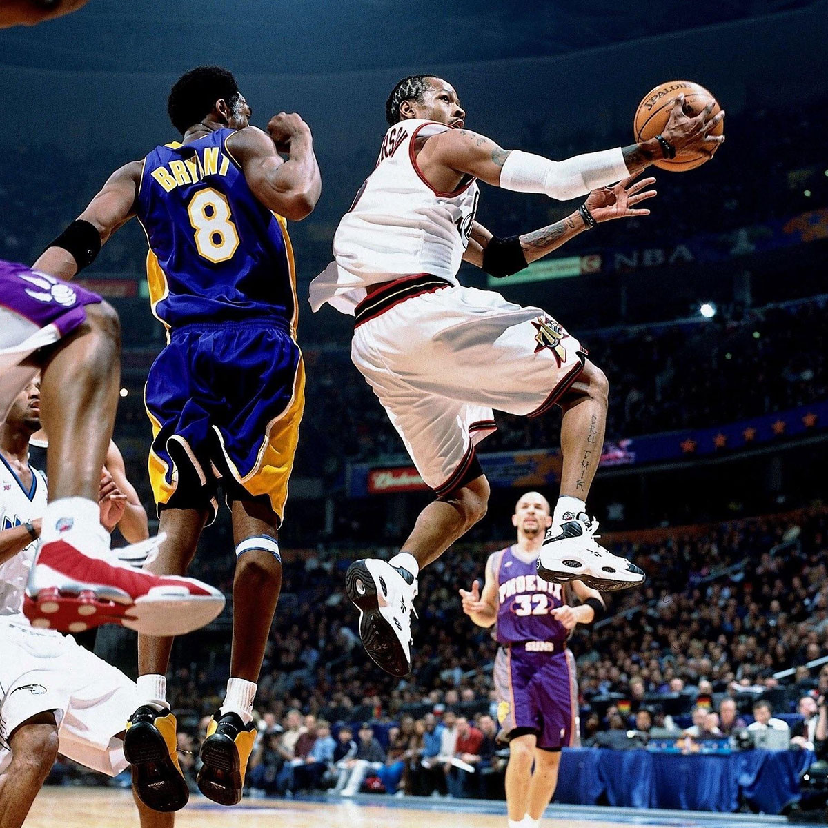 El Reebok Question "Black Toe" de Allen Iverson del Juego de las Estrellas de 2001 se va a jugar al golf.