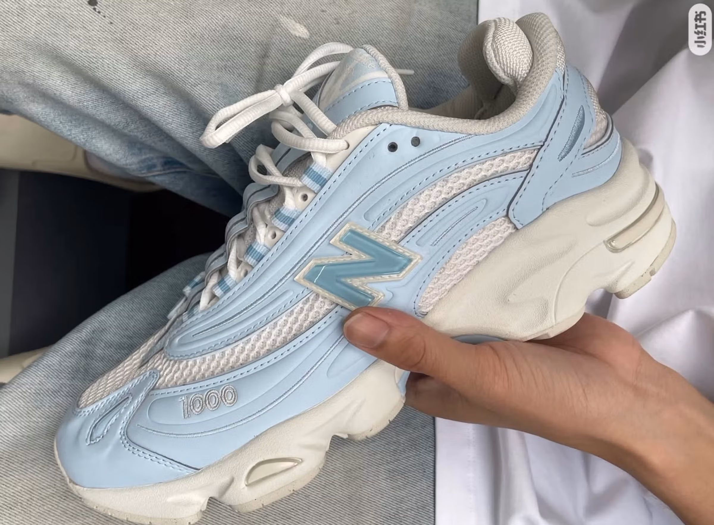 Los New Balance 1000 Surfaces en un look "Azul Hielo".