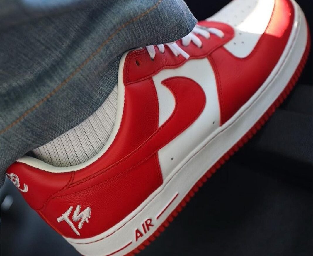 Los Air Force 1 Low de Terror Squad x Nike se presentan en una combinación de colores roja.